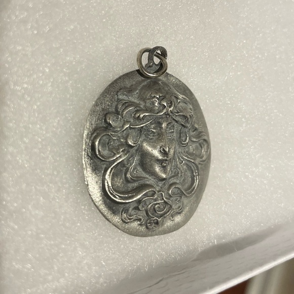 Art Nouveau Pewter Pendant ♥️ - Picture 1 of 3